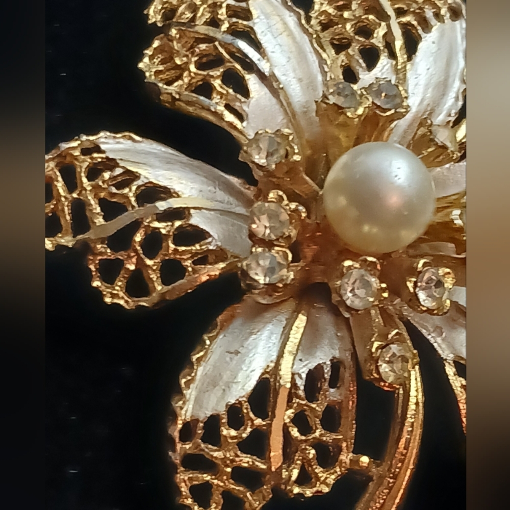 Vintage BSK Flower Brooch Textured Gold Tone Faux Pearl Rhinestone Signed - Picture 3 of 7